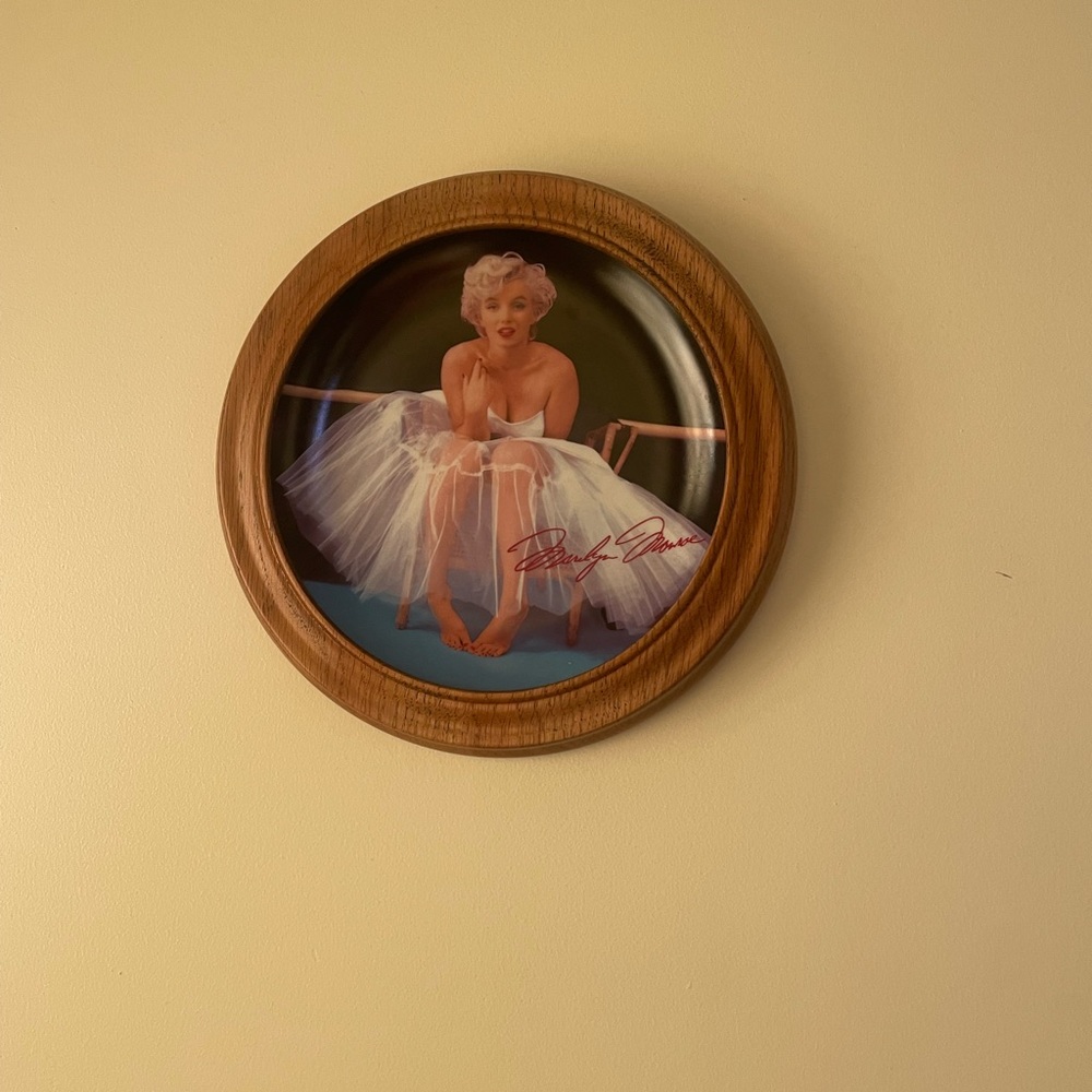 Marilyn Monroe Vintage Decorative Plate with Wooden Frame - Picture 11 of 12